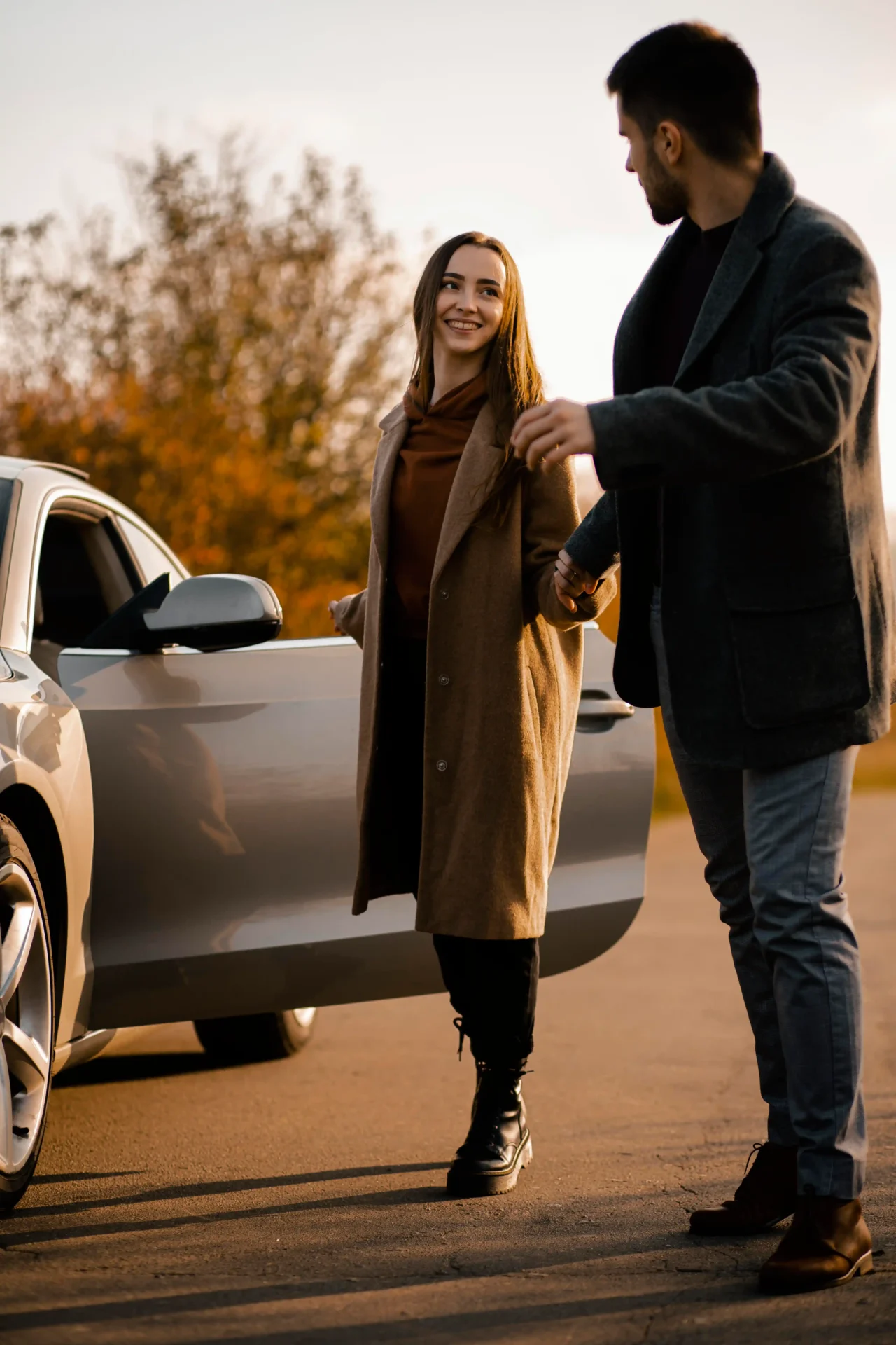 full-shot-happy-couple-with-car