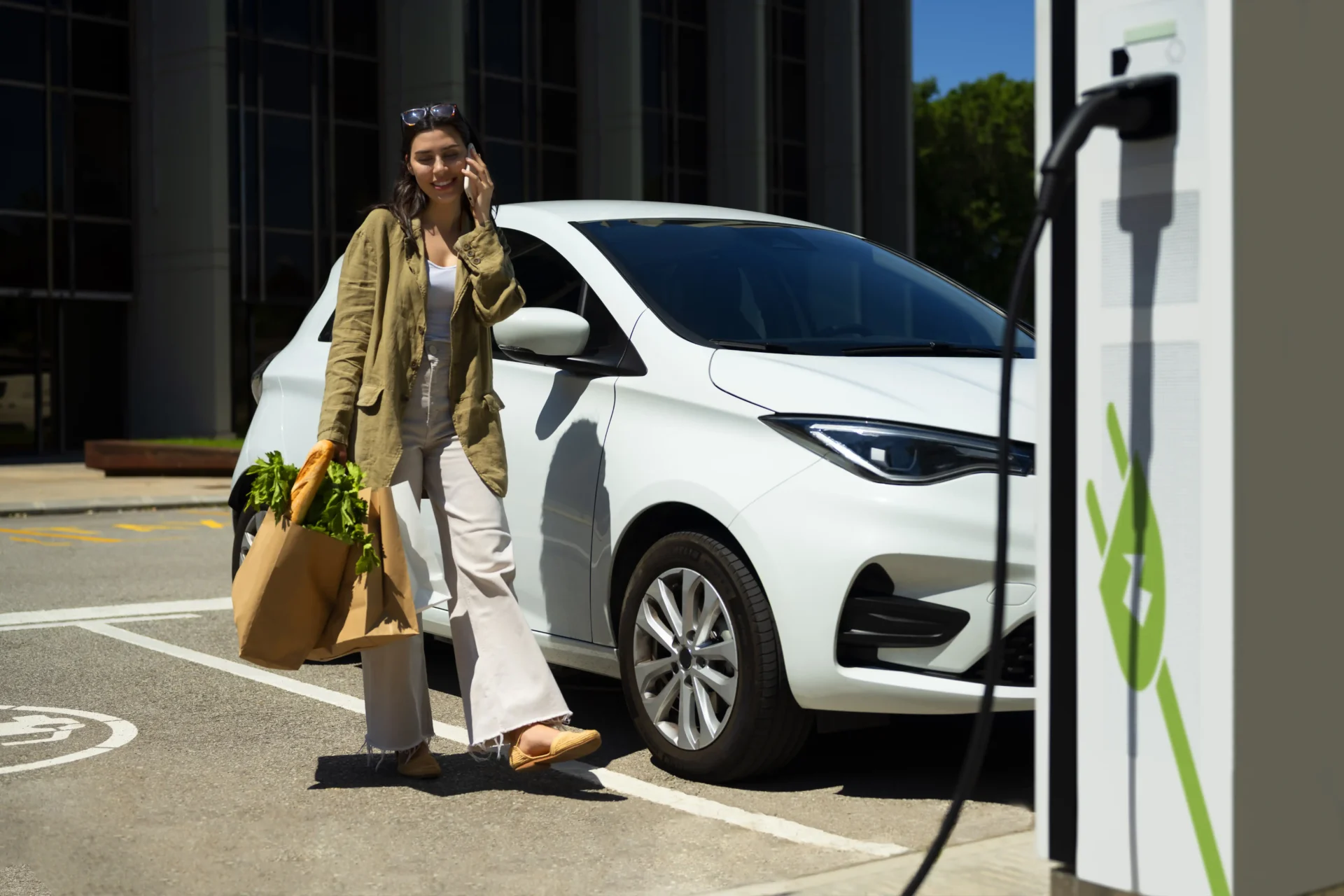 full-shot-woman-holding-groceries